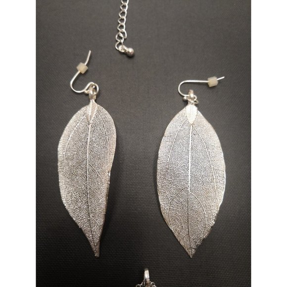 Paparazzi Silver Leaf Necklace And Earrings Set - Picture 3 of 7